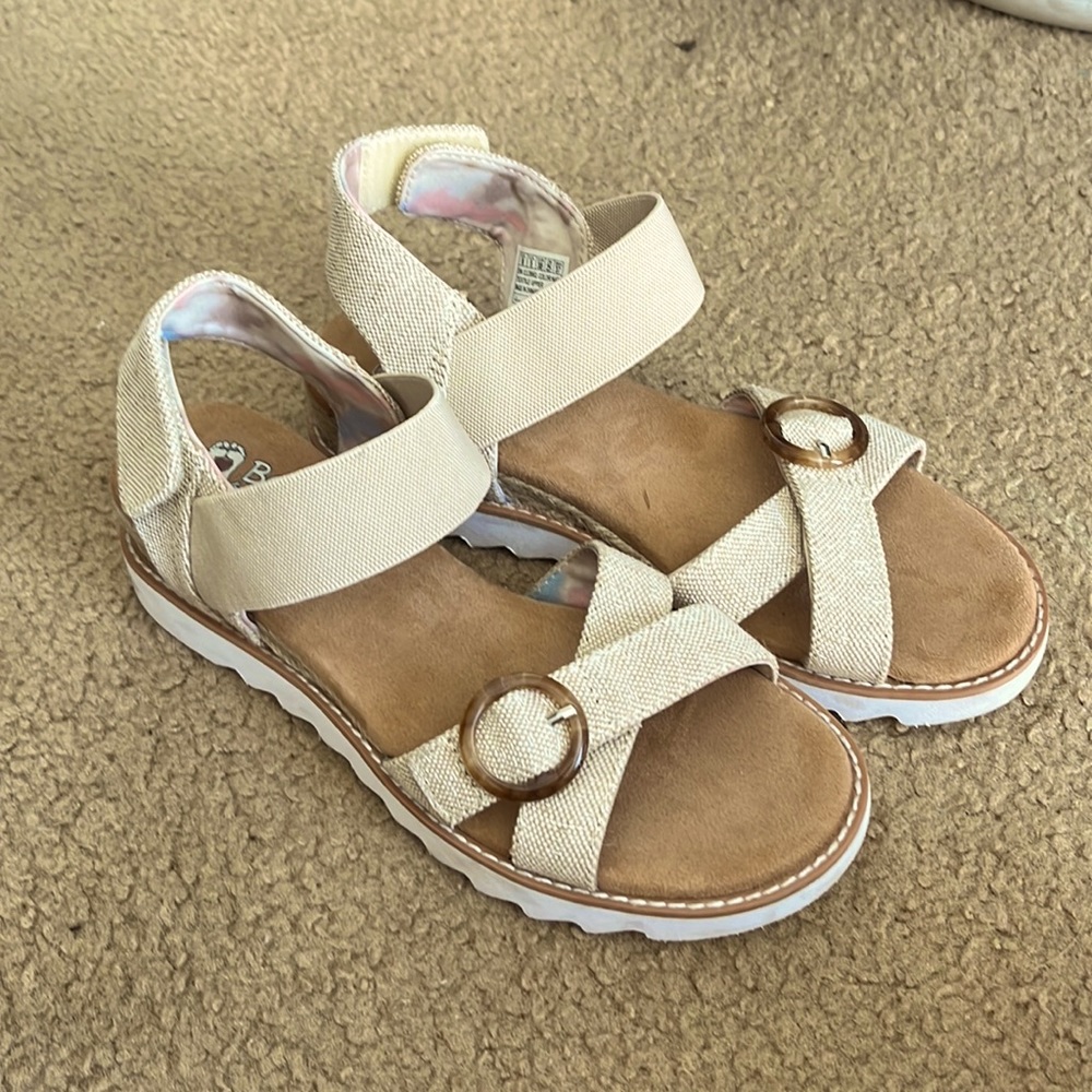 Cute and comfy women’s memory foam sandals